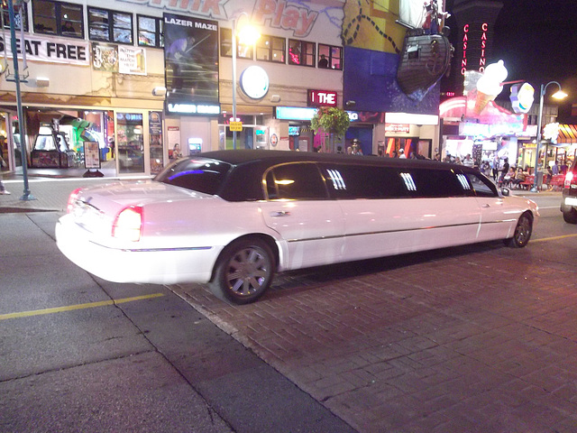 Limousine longuement blanche / Lazer Maze white Limousine - 8 juillet 2012.