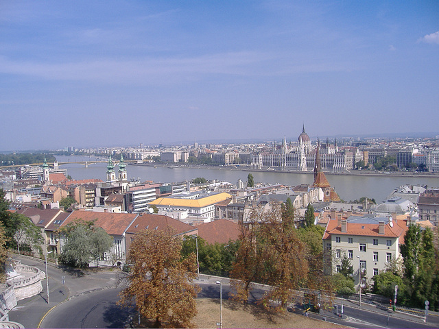 Budapest: panoramo de sur la Burg-monto : la rivero Danubo kaj Parlamentejo