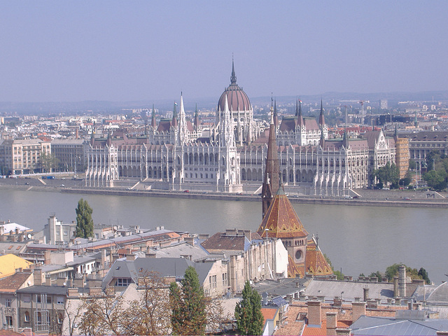 Budapest: la rivero Danubo kaj Parlamentejo