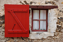 La petite fenêtre au volet rouge