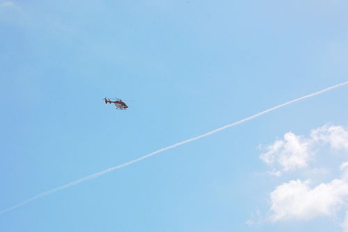 helikoptero, nuboj, kondensaĵa strio de aviadilo,