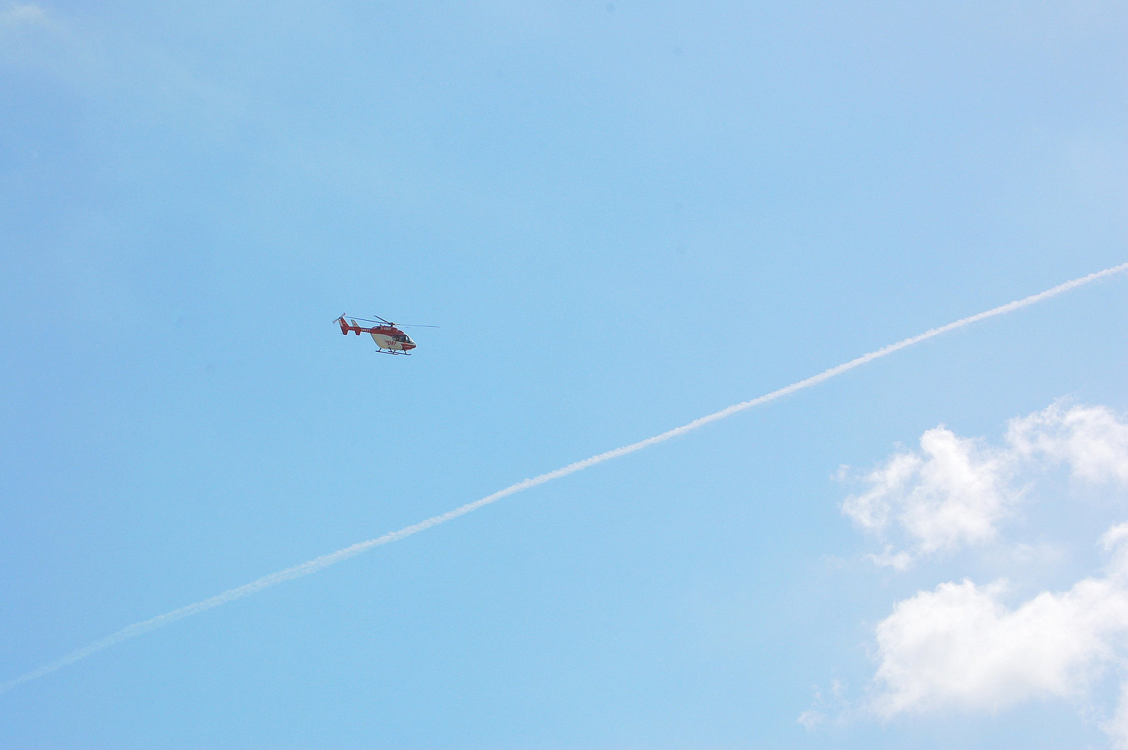 helikoptero, nuboj, kondensaĵa strio de aviadilo,