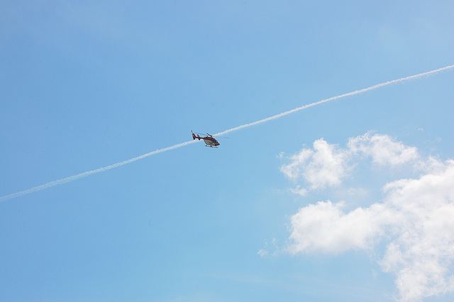 helikoptero, nuboj, kondensaĵa strio de aviadilo,