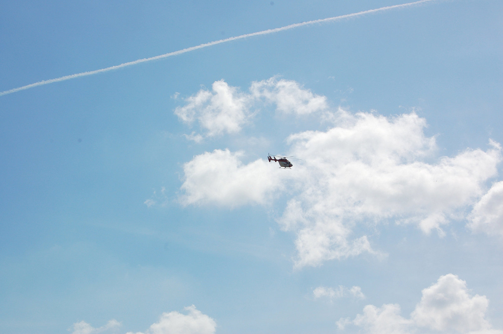 helikoptero, nuboj, kondensaĵa strio de aviadilo,