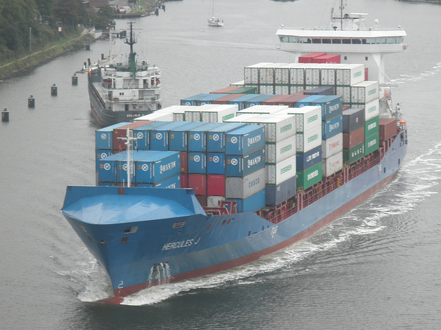 Feeder-Containerschiff  "HERCULES J"