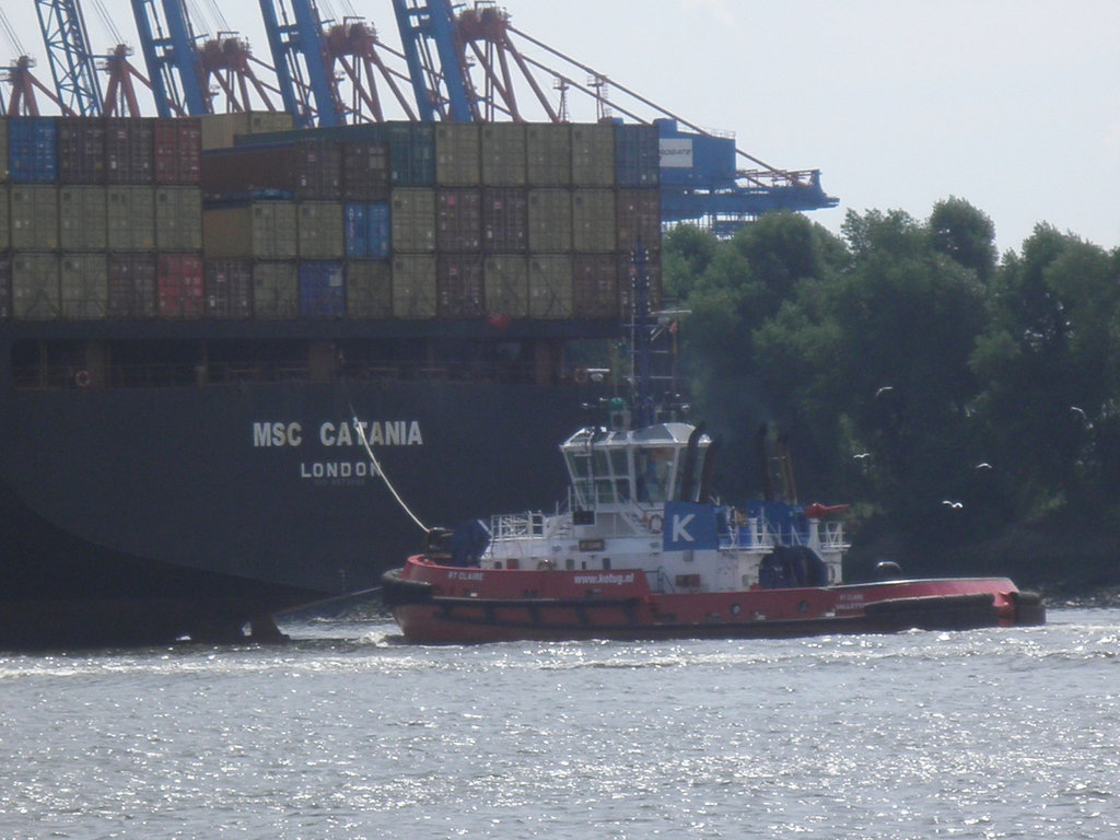 Schlepper dreht Containerschiff  CATANIA
