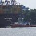 Schlepper dreht Containerschiff  CATANIA
