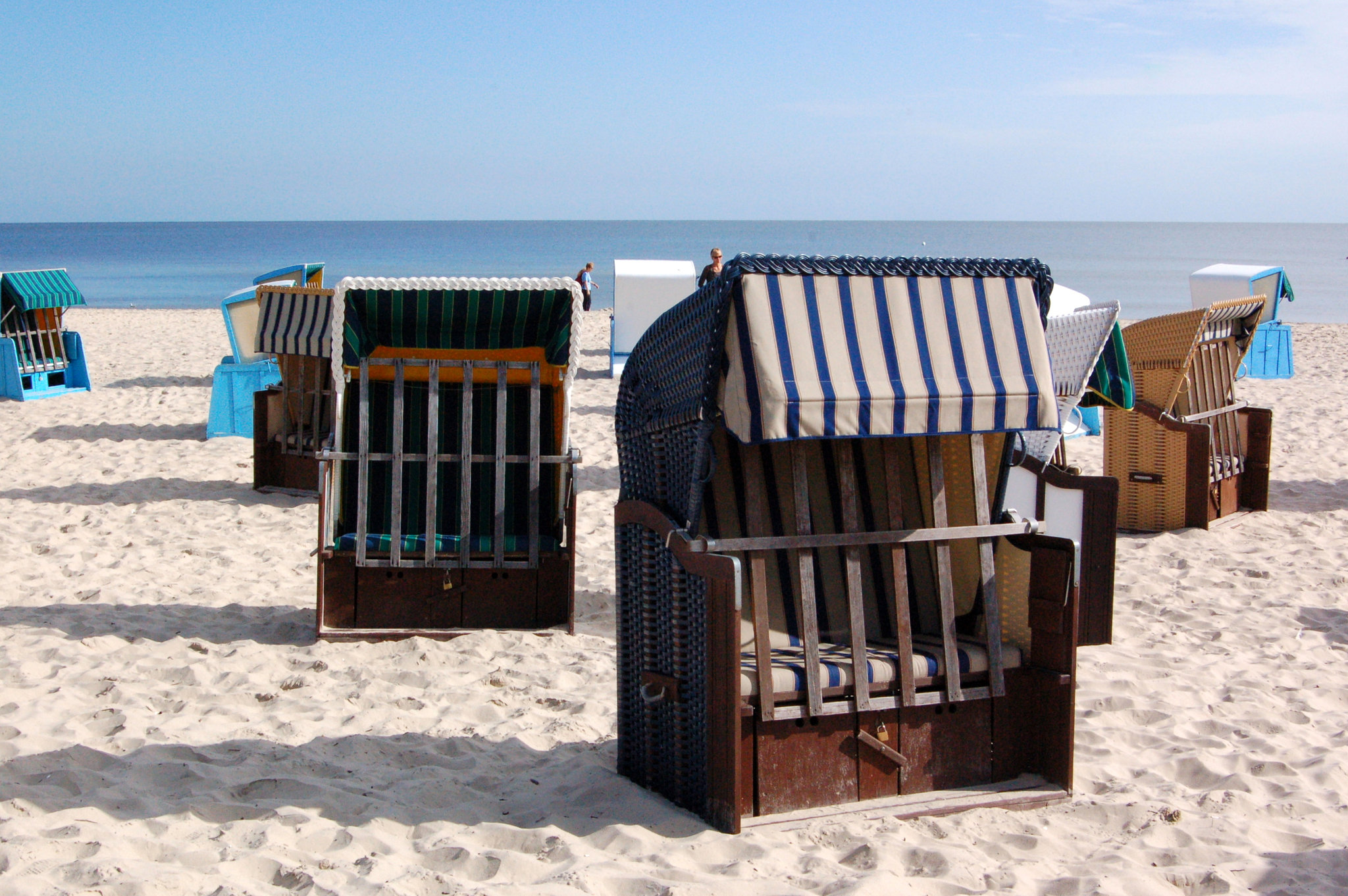 Strandkorbsidiloj aŭ pli detale dirate: strandkorbaj dometoj por ripoze kuŝi aŭ dormi (germane simple: strandkorboj)