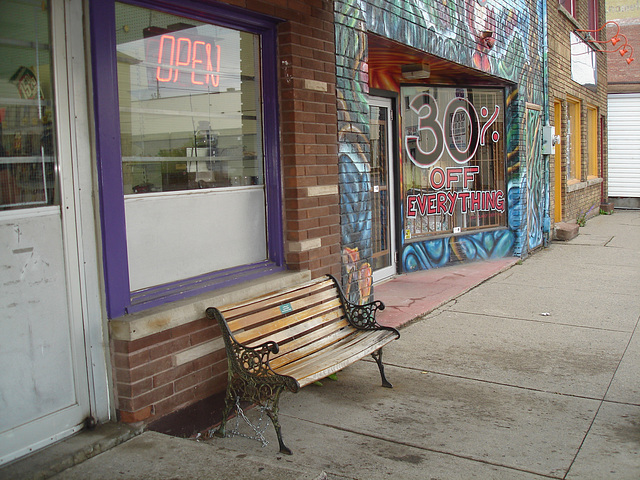 Folino's Superette's bench / Banc Folino's Superette - 16 août 2009  / Recadrage.