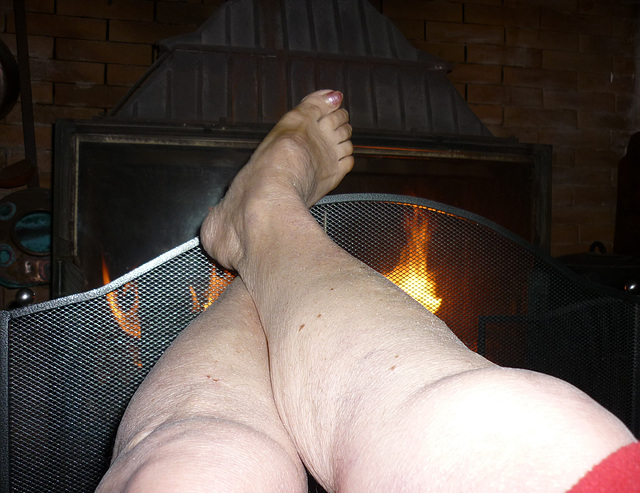 Les beaux Pieds de Christiane recherchant la chaleur / Christiane's sexy  feet looking for heat