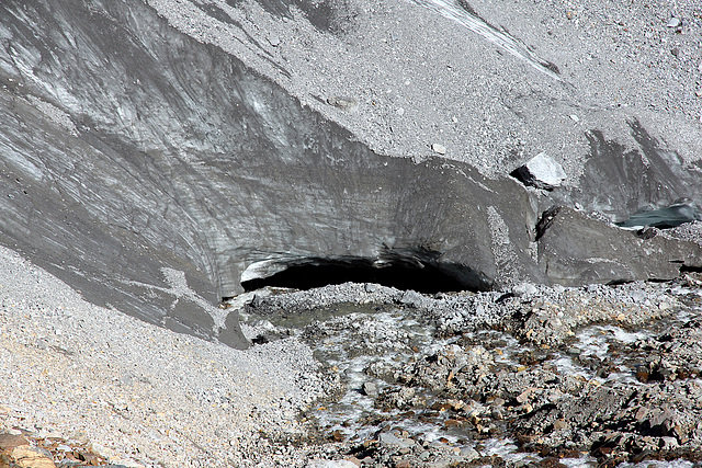 Gletscher mit Geröll bedeckt.