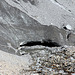 Gletscher mit Geröll bedeckt.