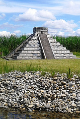 Granda majaa piramido El Castillo en Chichén Itzá (Meksikio)