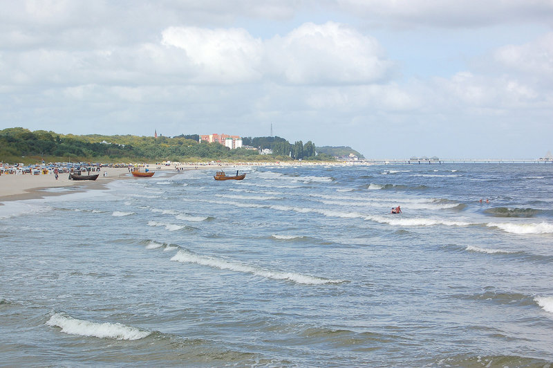 plaĝo en Ahlbeck de la marponto