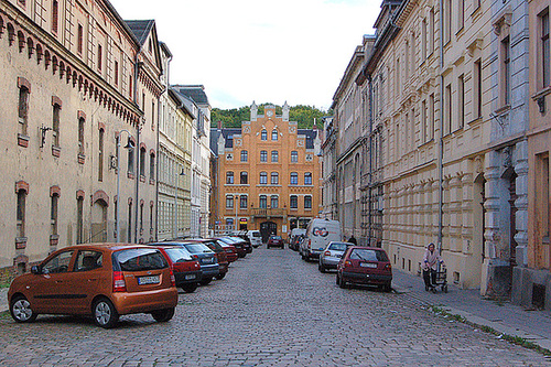 Altenburg, kazerneca fabrikstrato kun patricia domo en la fono