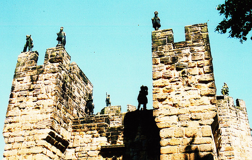 alnwick castle gate 1310, 1760