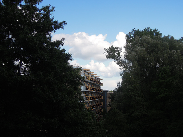 Wolken boven een flat