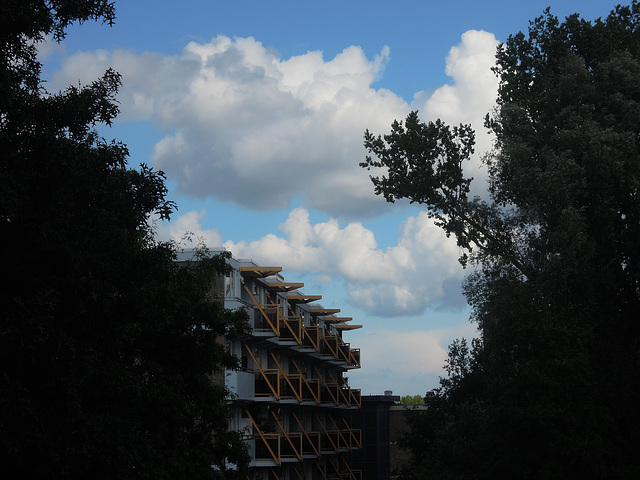 Wolken boven een flat