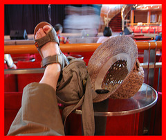 Christiane / Pieds sexy en sandales et chapeau de paille - Sexy Feet in flat sandals and Thai hat -2 mai 2012 - Recadrage