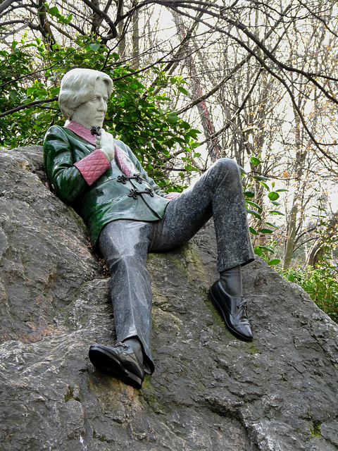 Oscar Wilde Memorial Statue
