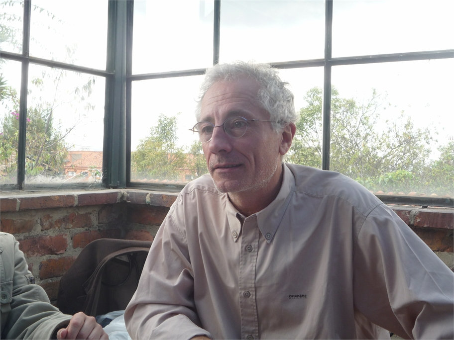 Etienne Tassin c'est un philosophe français. El es un filósofo francés