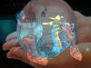 Lampes chinoises et talons hauts en mains / Chinese lanterns & high heels in hands