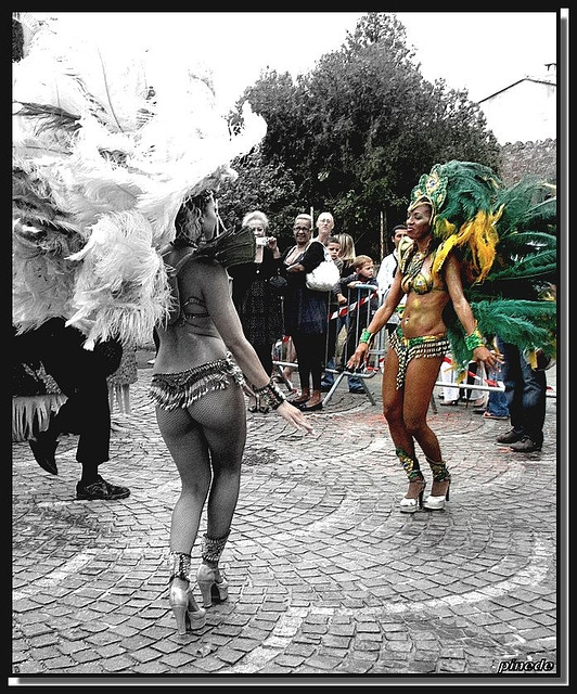 Danseuse de la rue en talons hauts / Street dancers in high heels  - Photo de mon amie PINEDE's shot.