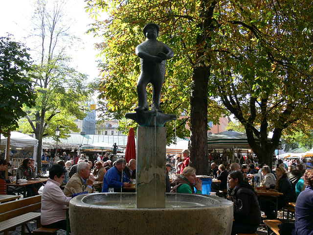 Viktualienmarkt München - Weiß-Ferdl-Brunnen