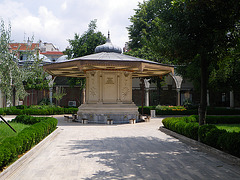 Mosquée Gazi Ahmet Pacha : Cour