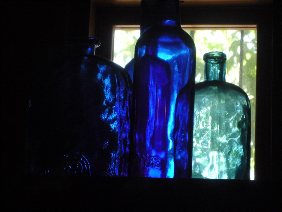 Botellas azules y una verde