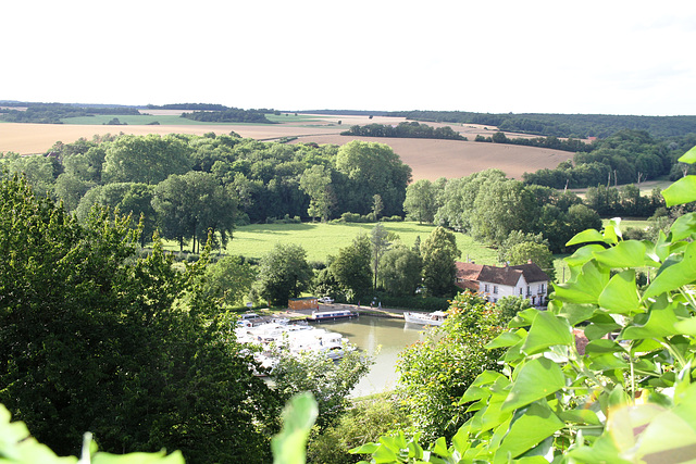 Vue de Châtel-Censoir sur le port