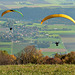 L'envol de deux parapentistes...