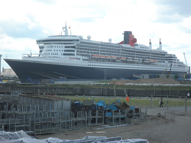 QM2 u. Baustelle  HafenCity