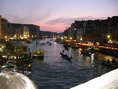 Sur la ponto de Rialto Venecio