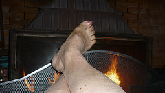 Les beaux Pieds de Christiane recherchant la chaleur / Christiane 's sexy  feet looking for heat