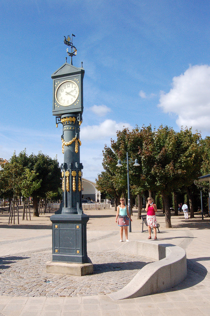 du knabinoj antaŭ horloĝo el la "bona olda tempo"