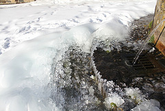 Seuil et bonde de fontaine en hiver