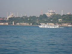 Sainte-Sophie et la mosquée bleue vues du vapur pour Kadiköy.