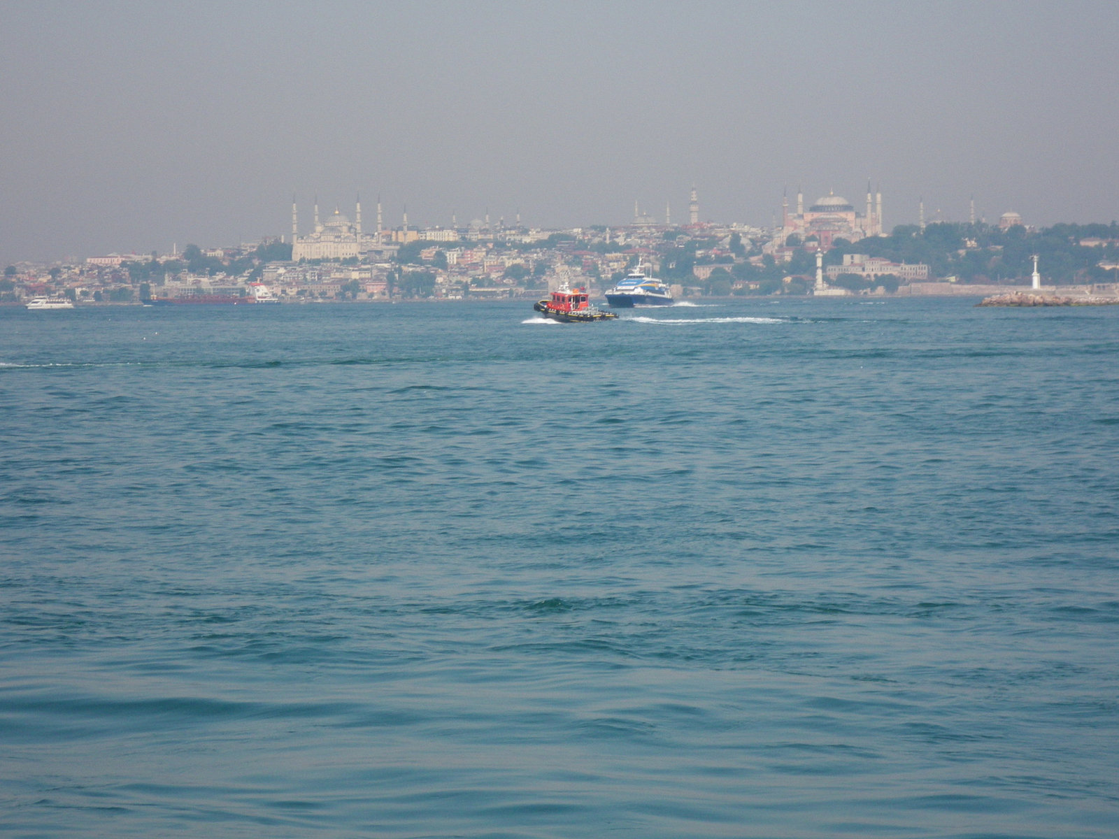 Sainte-Sophie et la mosquée bleue vues de Kadiköy.