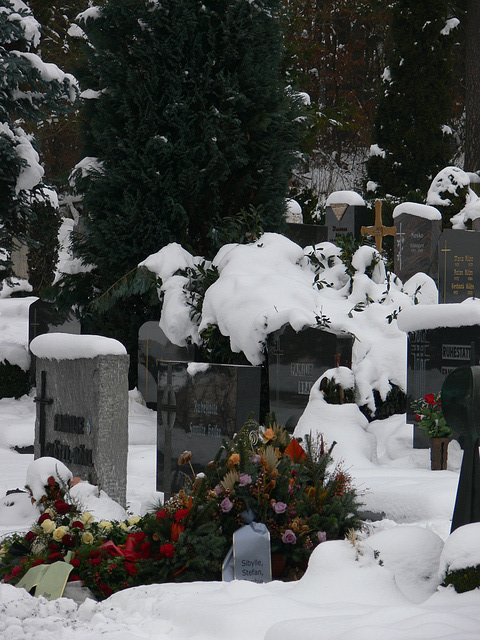 frisches Grab im Schnee