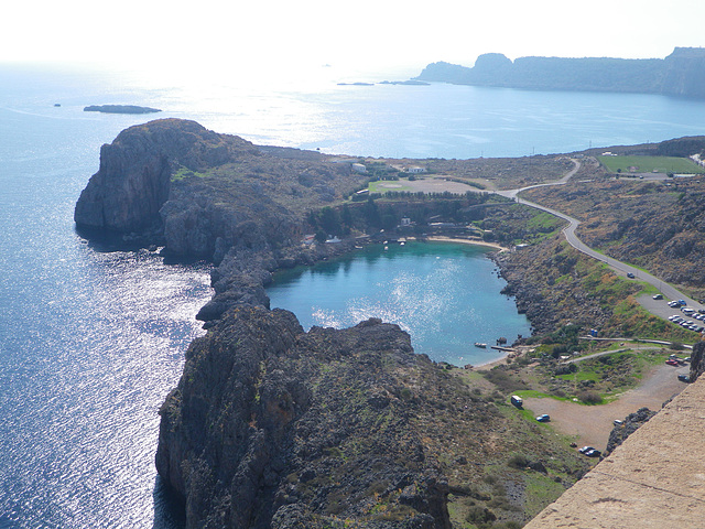 La crique de Saint-Paul vue depuis l'acropole de Lindos.