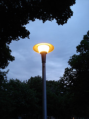 Lampadaire soucoupe volante / Flying saucer street lamp - 4 juillet 2009 / Sans flash.