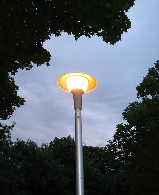 Lampadaire soucoupe volante / Flying saucer street lamp - 4 juillet 2009 / Avec flash.