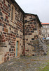 Petite église en pierres volcaniques polychromes