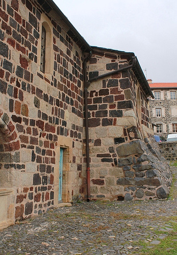 Petite église en pierres volcaniques polychromes