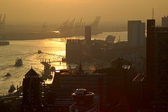 Hamburger Hafen im Sonnenuntergang