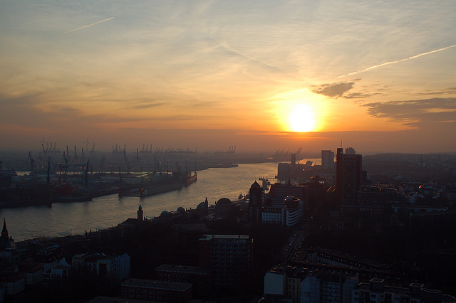 Hamburger Hafen im Sonnenuntergang
