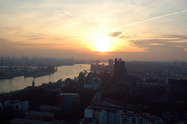 Hamburger Hafen im Sonnenuntergang