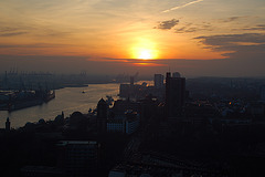 Hamburger Hafen im Sonnenuntergang