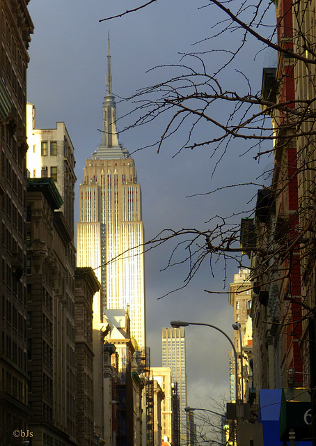 L'Empire State Building entre ombre et lumière